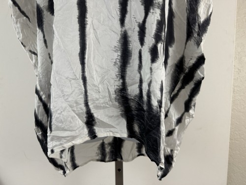 Top sin mangas con estampado tie dye de seda blanco y negro talla L CAbi - Imagen 3 de 6