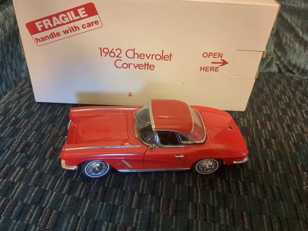 DANBURY MINT 1962 Chevrolet Corvette Convertible with Top Scale 1/24 Roman Red