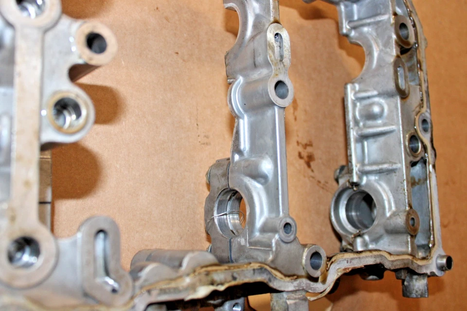 Cubierta de distribución del portador del árbol de levas del motor derecho Subaru WRX 2011-2019 13115AA002 OEM Foto 4 de 4