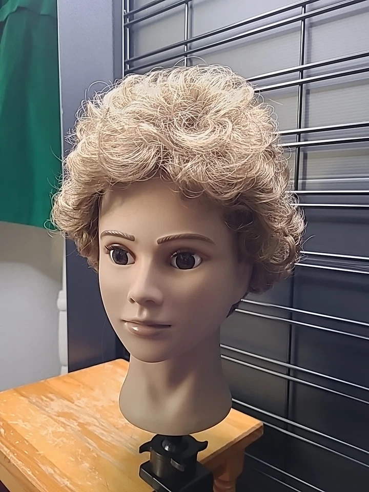 Peluca Tony of Beverly Rubia Oscura Rizada Corta Pixie Peluca Escenario Disfraz Utilería Foto 3 de 4