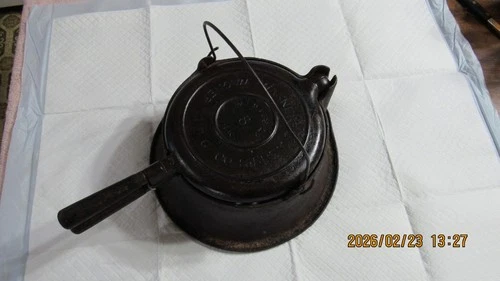 "Wagner Ware #8 Hi Base Cast Iron Waffle Maker w/Wood Handles Patented 1910