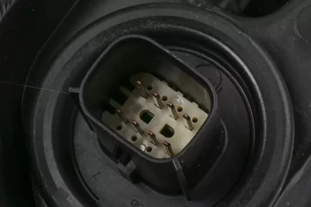 Genuine GM Passenger Side Headlamp Assembly 84155710 - Image 3 of 4