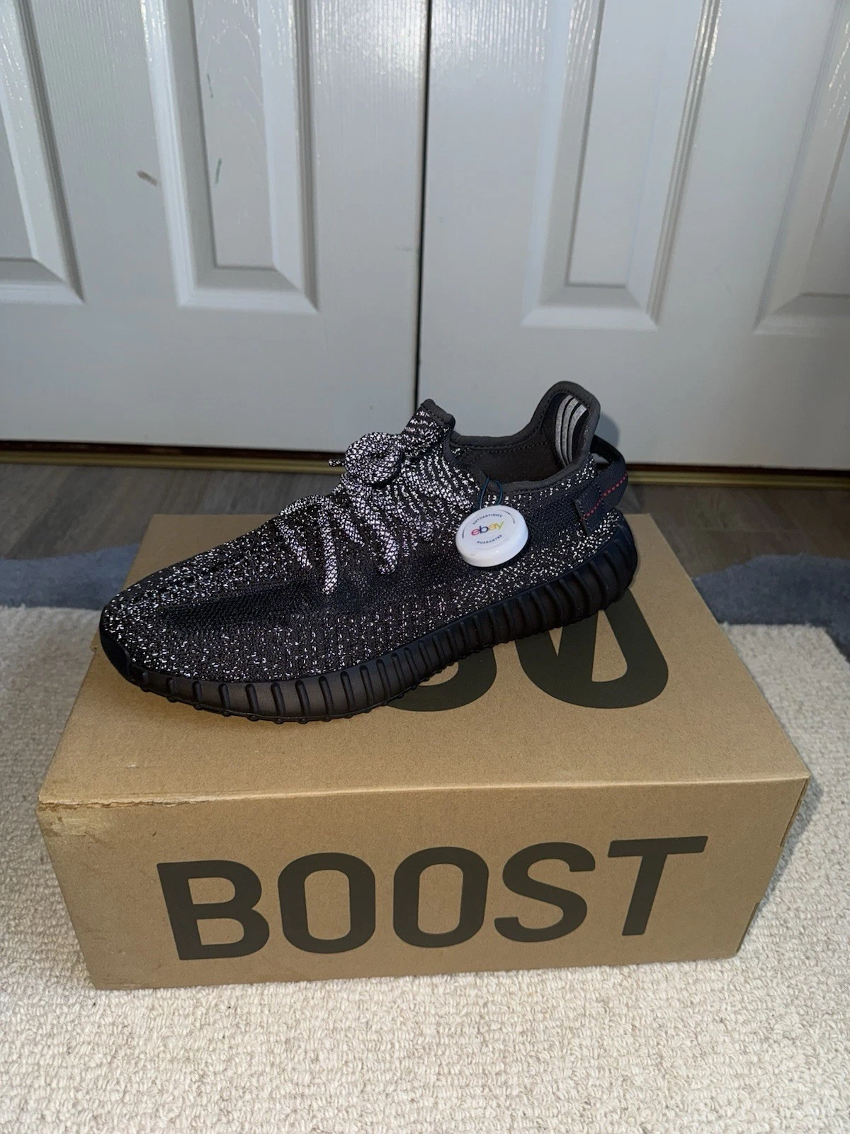 Adidas Yeezy Boost 350 V2 Black Reflective UK 8.5 (scatola danneggiata)