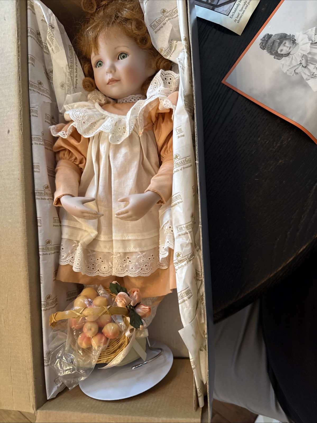 Muñeca de porcelana posable Ashton Drake Dianna Effner melocotones y crema con soporte