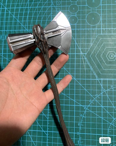 Hottoys HT MMS557 1/6 Scale Thor 8.0 Glow Axe Figure LED Light Up Stormbreaker - Picture 3 of 6