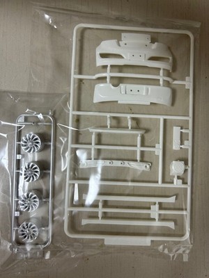 FUJIMI Toyota bB 124 Scale Plastic Model Wheel Bumper Set Gebraucht