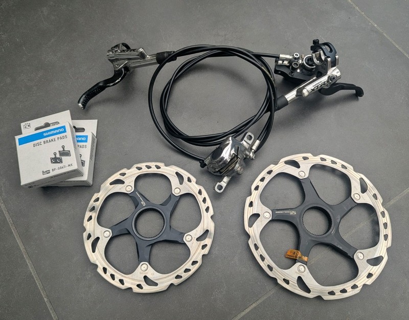 Shimano XTR BR-M985 Brakes - SM-RT98 Centrelock Rotors - New Pads - M980