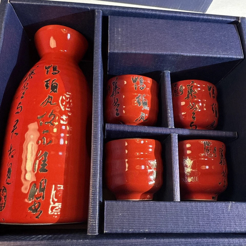 Juego de sake rojo y negro Tougei japonés artesanal cerámica 4 tazas en caja NUEVO.  Foto 2 de 4
