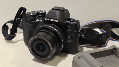 [MINT +] Olympus OM-D E-M10 Mark III w/ 14-42mm Lens w/ Only 14697 Shutter Count