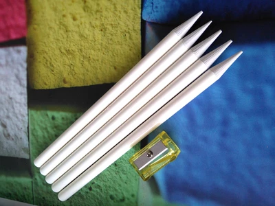 5 weiße Vollminenstifte lackummantelt mit Anspitzer KOH-I-NOOR Hardtmuth*