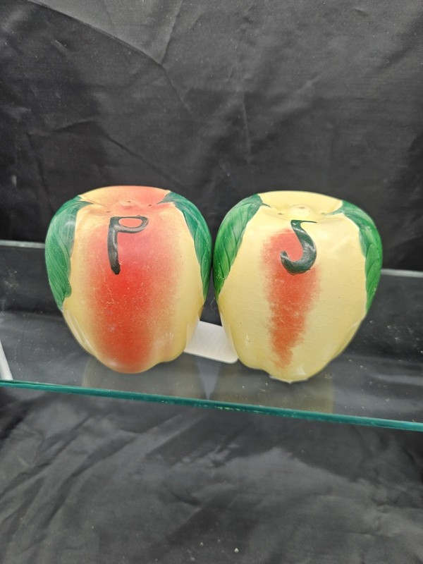 Hull Vintage Apple Salt & Pepper Shakers