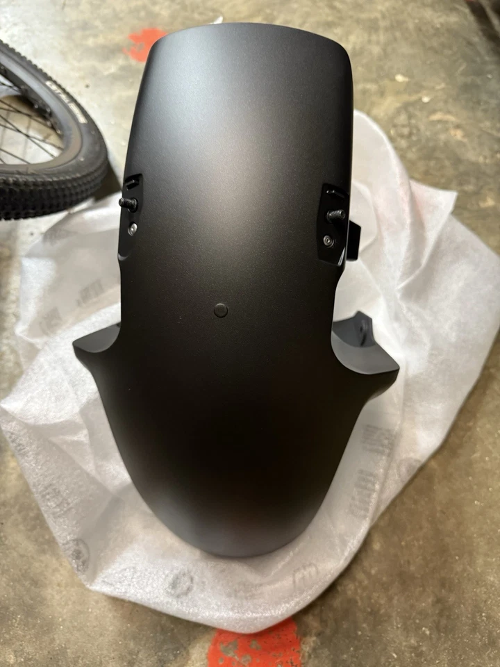 Guardabarros delantero Honda OEM 61100-MFN-D00ZK NH312M Cynos gris metálico - CB1000R Foto 2 de 3