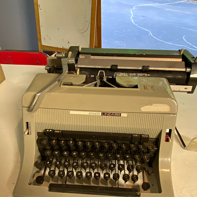 Olivetti Linea 88 Manual Portable Typewriter Machine