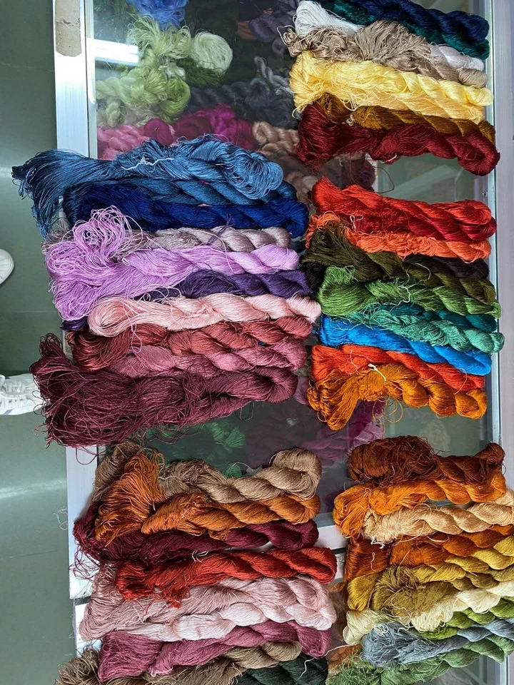 100% Naturseide, handgefärbtes Stickgarn tiefe Farben Serie 50 Knäuel (1100M)