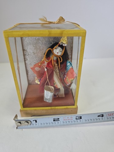 Vintage japanische Geisha Puppe trägt festlichen Kimono in verspiegelter Glasbox