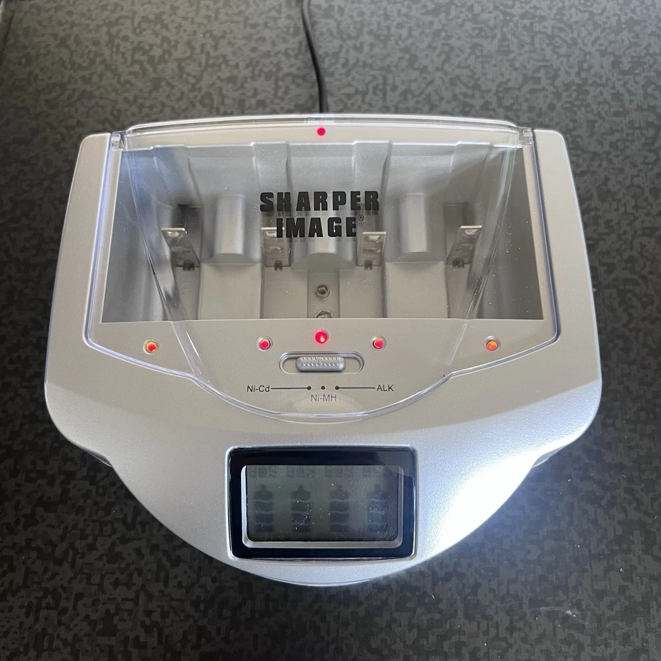 Cargador de batería universal plateado Sharper Image Foto 2 de 4