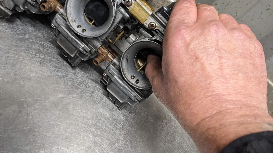 TRIUMPH DAYTONA 900 CARBS MIKUNI CARBURETTORS TRIUMPH TRIPLE 1996 UK MODEL - Image 2 of 4