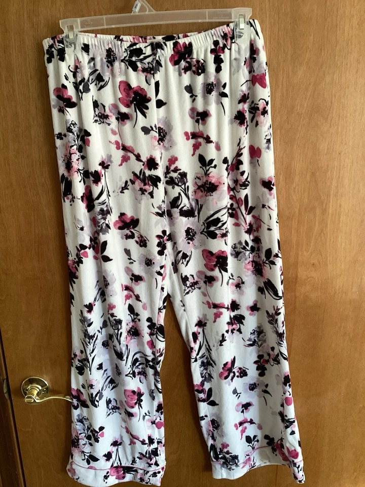Secret Treasures Womens’s 2 Pc Button Front Floral Print on Ivory Pajama XL - Image 4 of 4