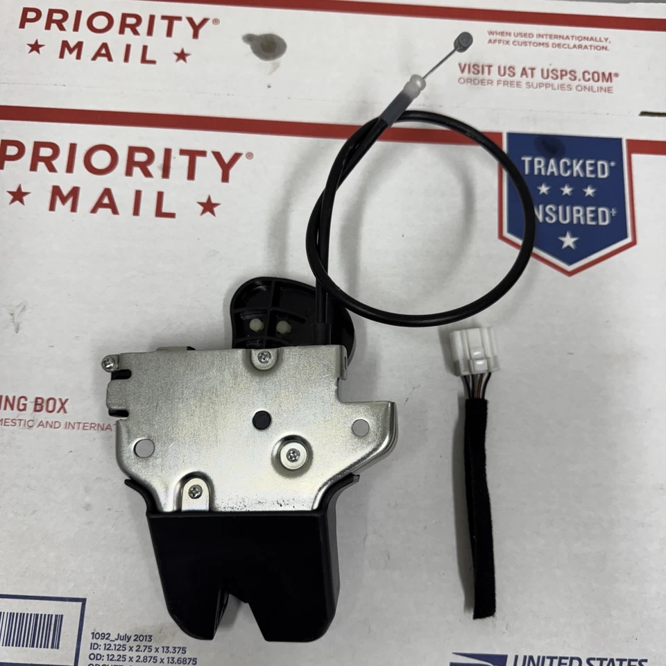 Actuador de cierre de maletero Hyundai Genesis 09-14 OEM sedán Foto 2 de 4