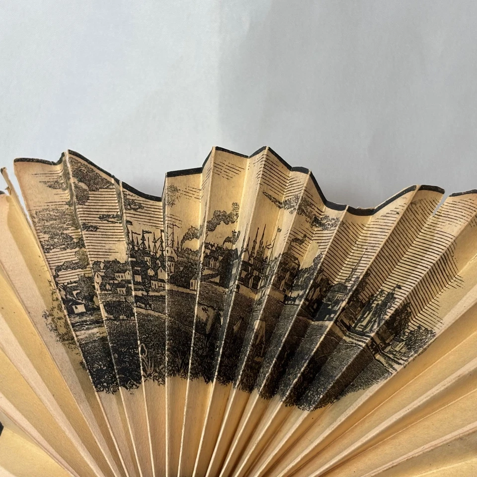 Abanico de escarapela de papel crema de colección palos de madera marrón oscuro escena de puerto con vacas Foto 4 de 4