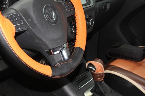 Cubierta envolvente de revestimiento de volante Stitch On 2019 naranja y negro con aguja e rosca - Imagen 2 de 6