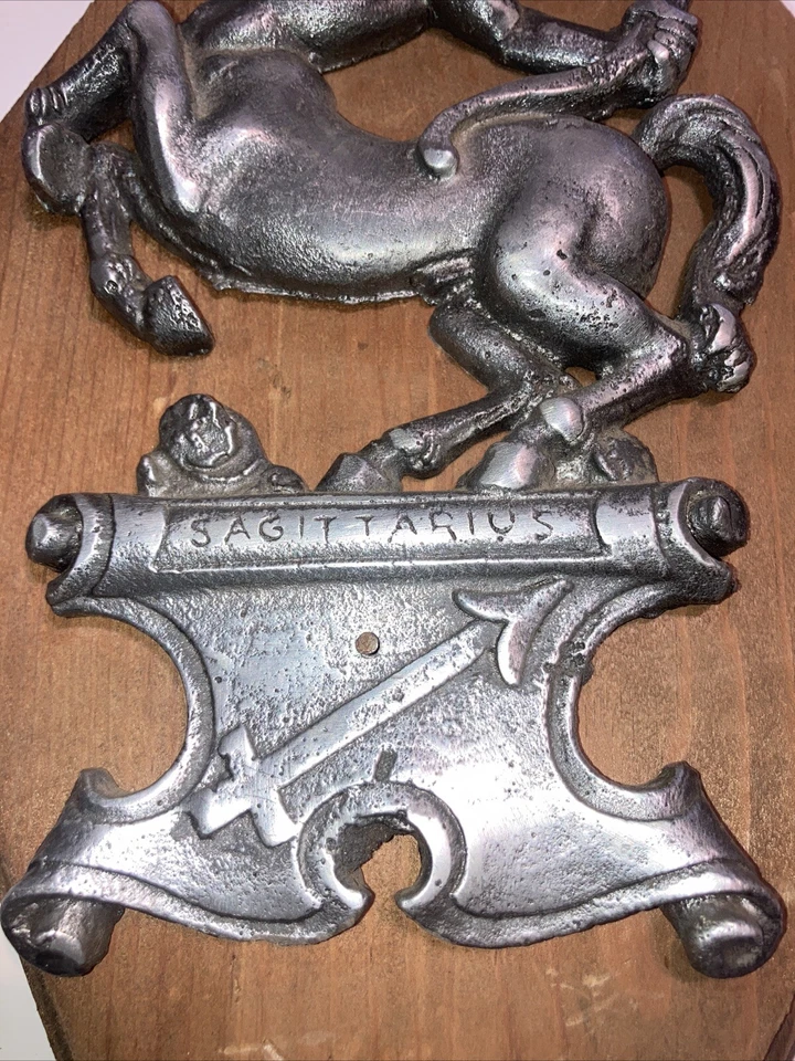 Signo del zodiaco de metal 3D en una placa de pared de madera - Sagitario Foto 2 de 4