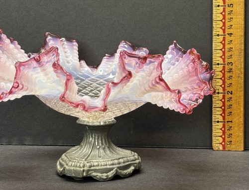 Vintage Bridal Basket Diamond Pattern Ruffle Bowl With Metal Base Pink - Picture 11 of 11