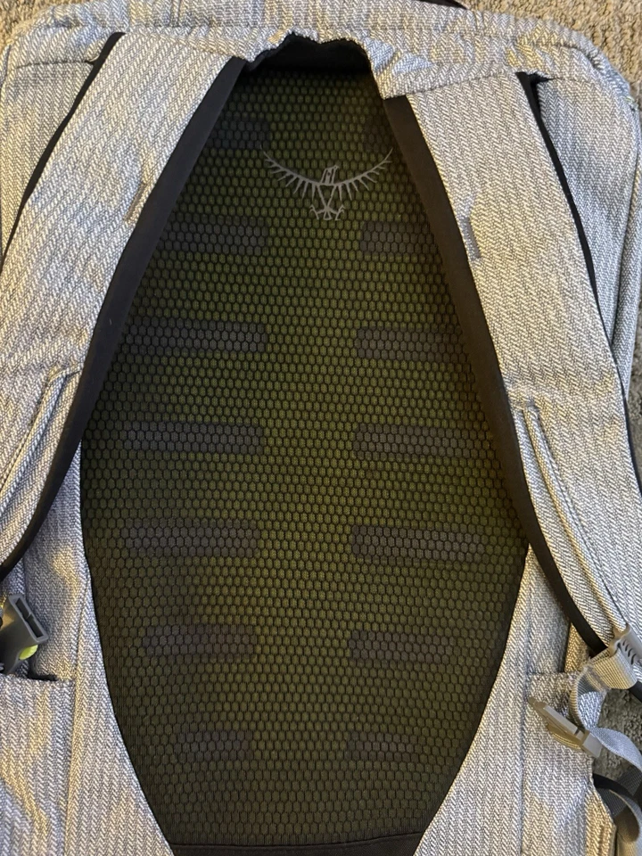 PRÍSTINA Mochila Osprey Pixel para Laptop 26L Gris Tweed Mochila con Bolsa. ¡Bolsillos! Foto 3 de 4