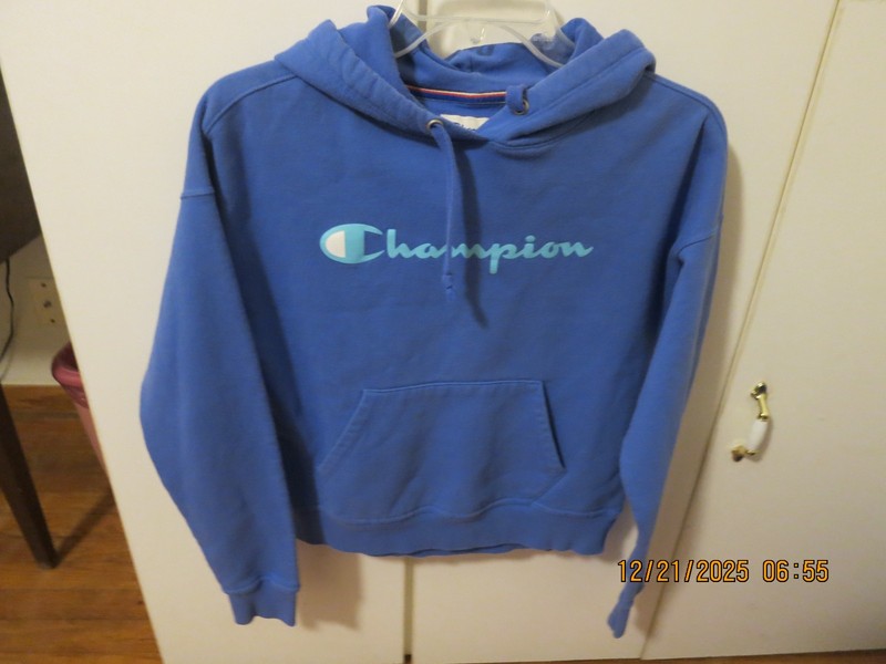 Champion Long Sleeve Hooded sweatshirt Girls Size xs blue Long Sleeve EUC