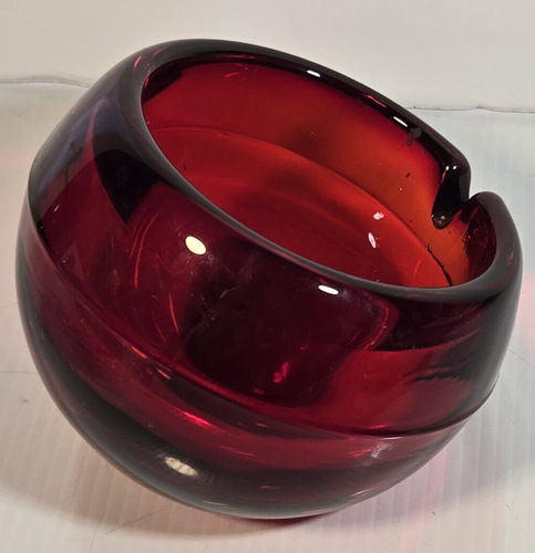 Cenicero orbe de vidrio rojo rubí vintage MCM inclinado atómico de mediados de siglo - Imagen 4 de 8