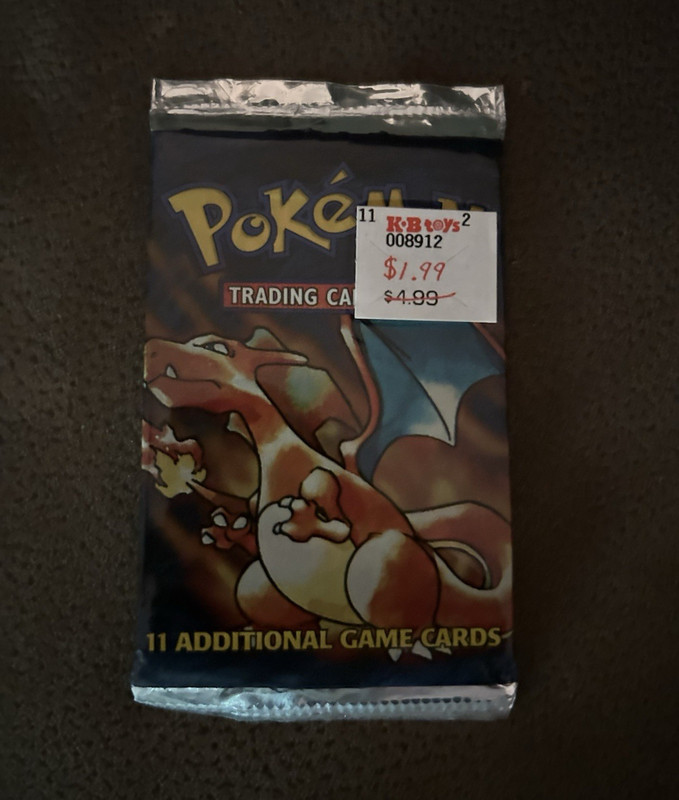 Wizards of the Coast Pokémon TCG Base Set Booster Pack 11 Cards Charizard Art