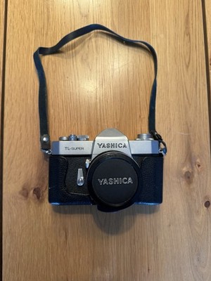 Yashica TL-Super mit Yashinon-DX 50mm f/2 Objektiv