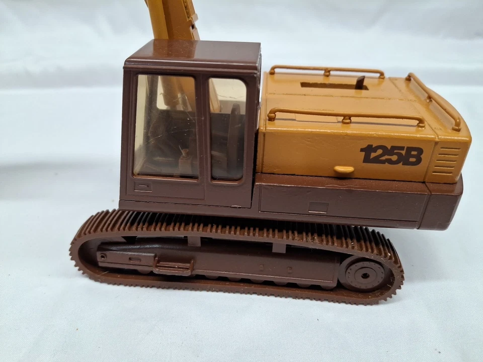 Case 125B Excavator Diecast 1:35 Scale by Conrad #2965 - Image 3 of 4