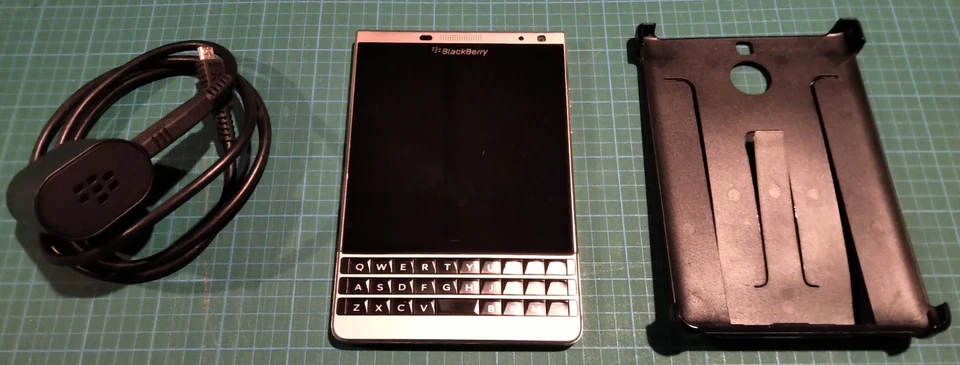 BlackBerry Passport  - SILVER (Unlocked) (NorthAmerica) - functional - Image 2 of 4