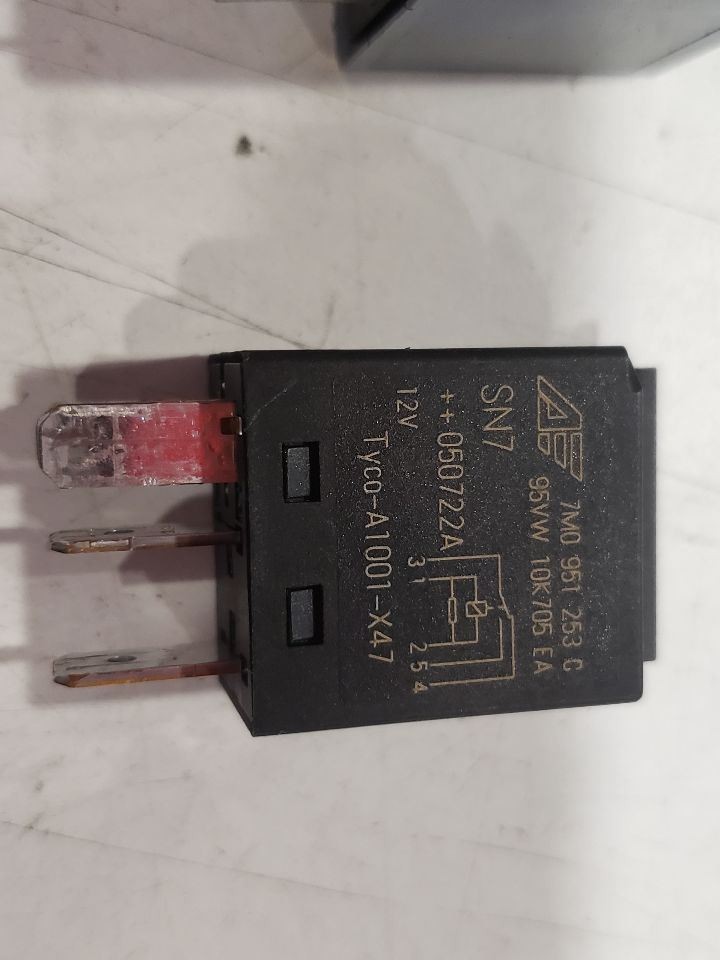 Bentley Flying Spur 2006 Fuses 8 pcs P/N 3D0959485