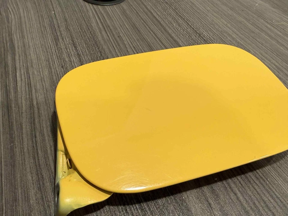 Audi B6 S4 Imola 2004-2005 amarillo OEM puerta de gasolina Foto 2 de 3