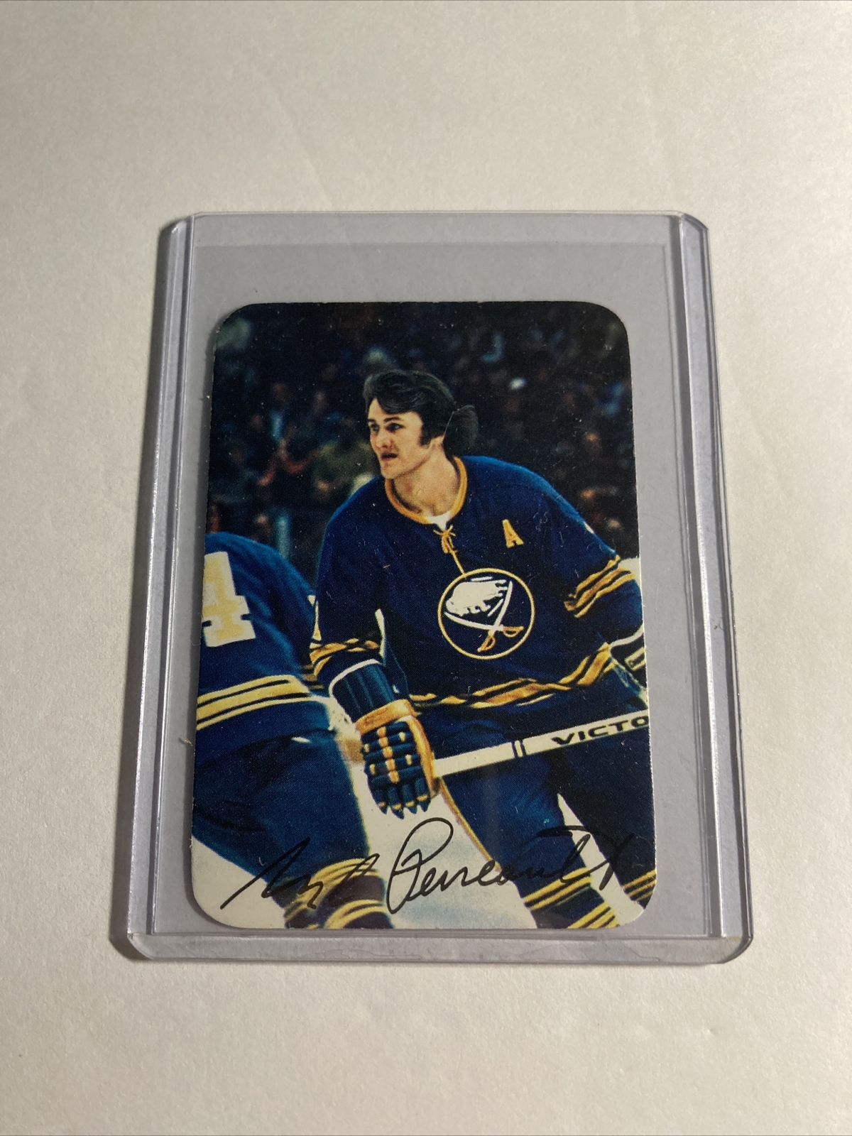 Gilbert Perreault BUFFALO SABRES CENTER 1977 TOPPS CHEWING GUM CARD T4-338