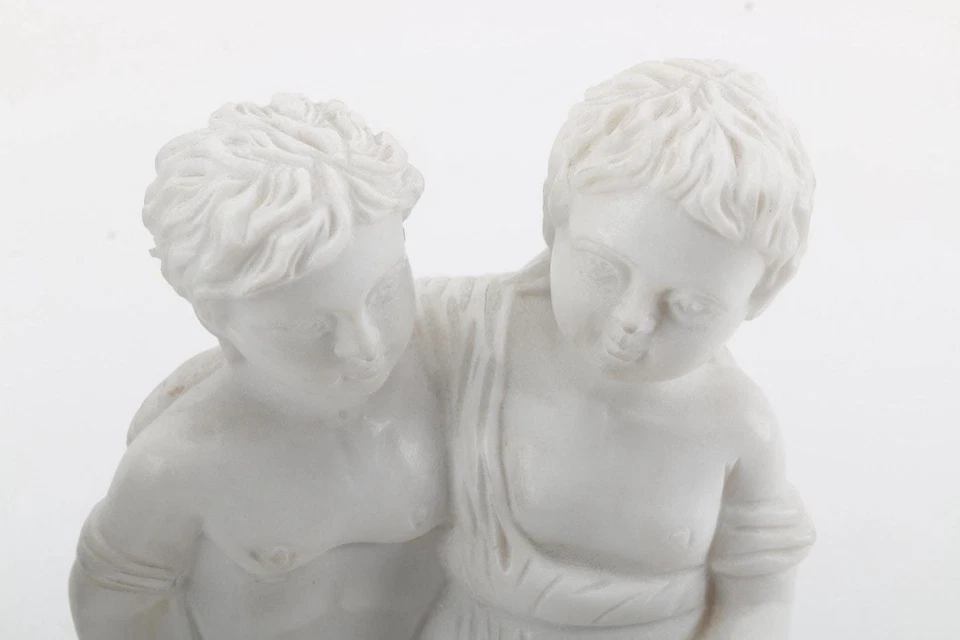 HERMOSA FIGURA DE MÁRMOL DE 9,5" DE DOS NIÑOS Foto 2 de 4
