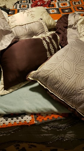 Bed Accents, 4 Pillows, 2 Regular Shams 