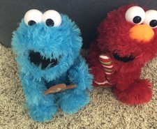 Cookie Monster Elmo singing and spinning