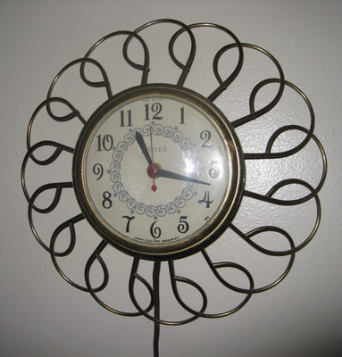 United Clock Corp. VTG Metal Kitchen Wall Clock Model 66 Gold Tone Scroll Works