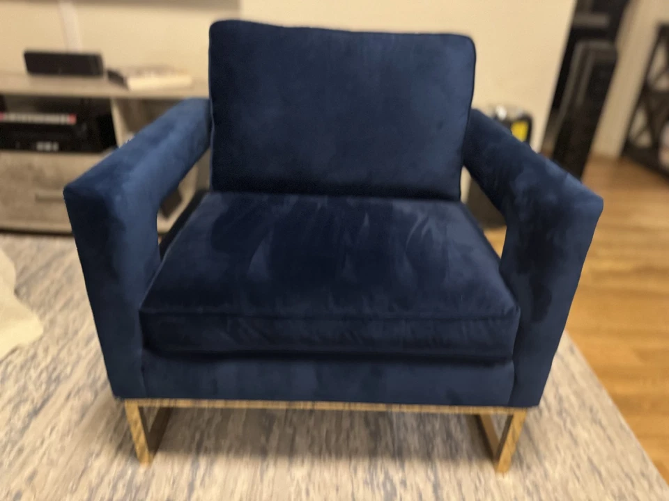 Silla de terciopelo azul Avery con marco dorado - Asiento de acento moderno Foto 2 de 4