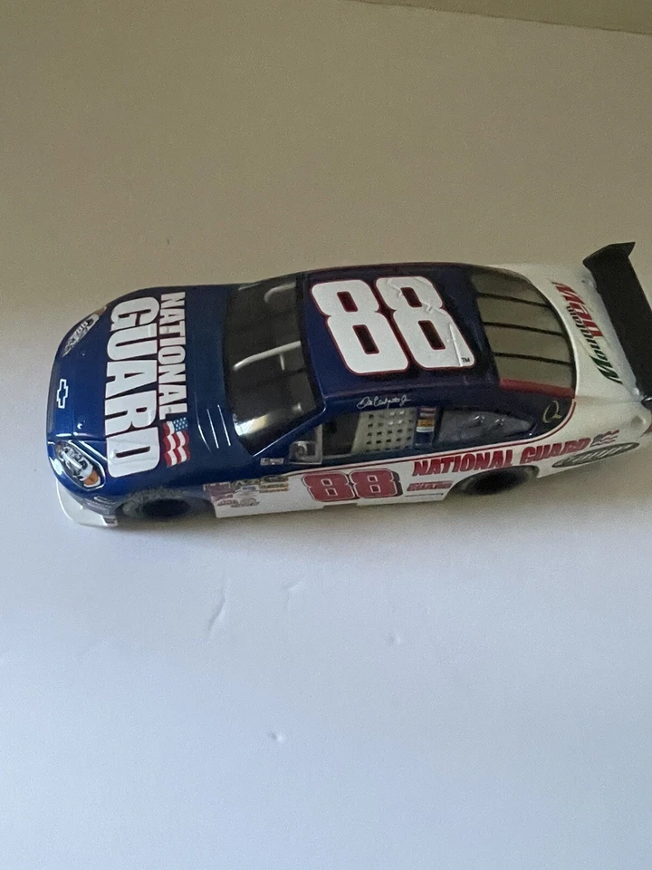 Acción 1/24 Dale Earnhardt Jr 2012 #88 Guardia Nacional Foto 3 de 4