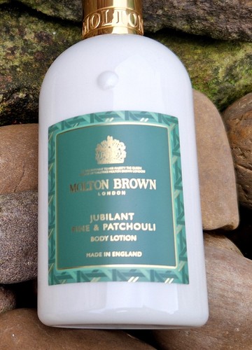 Dispensador bomba loción corporal MOLTON BROWN 300 ml Jubilant pino y pachulí - Imagen 2 de 3