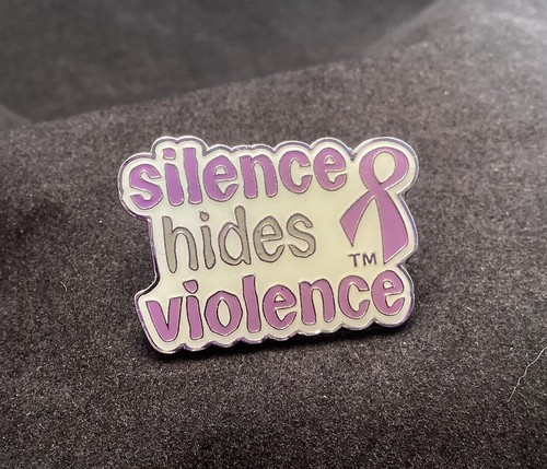Anstecknadel "Schweigen verbirgt Gewalt" lila Bewusstseinsband häuslich - Bild 2 von 5