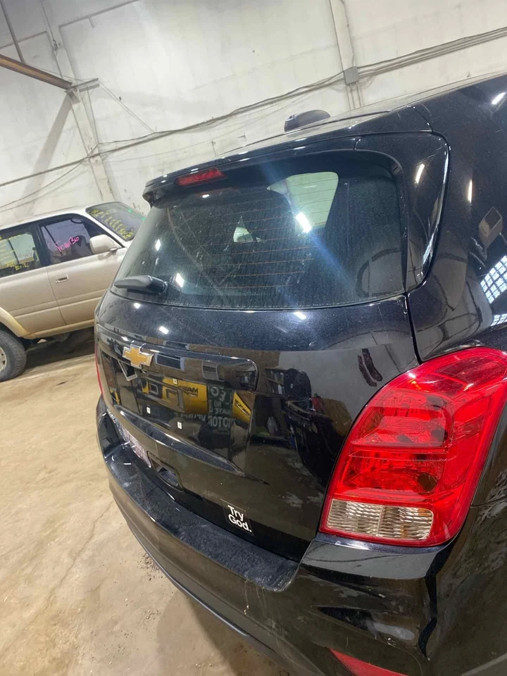 Used Deck Lid fits: 2017 Chevrolet Trax solar tint opt AKP w/rear view camera op Foto 3 de 4