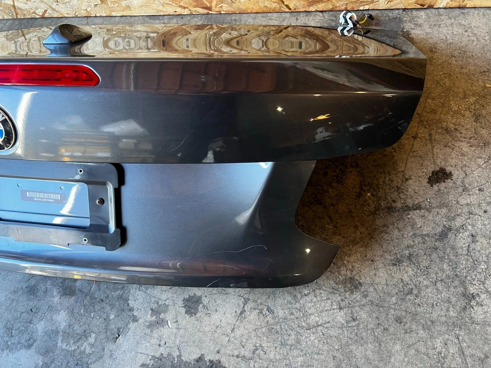 ПАНЕЛЬ КРЫШКИ ЗАДНЕГО БАГАЖНИКА BMW 2014-2020 F23 В СБОРЕ МИНЕРАЛЬНО-СЕРАЯ МЕТАЛЛИЧЕСКАЯ ОТ ОРИГИНАЛЬНОГО ПРОИЗВОДИТЕЛЯ 27K - Изображение 3 из 4