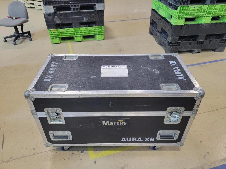 Martin MAC Aura XB Wash LED - Available 6/23 - 6 fixtures comes w/a 6 way case - Image 3 of 4
