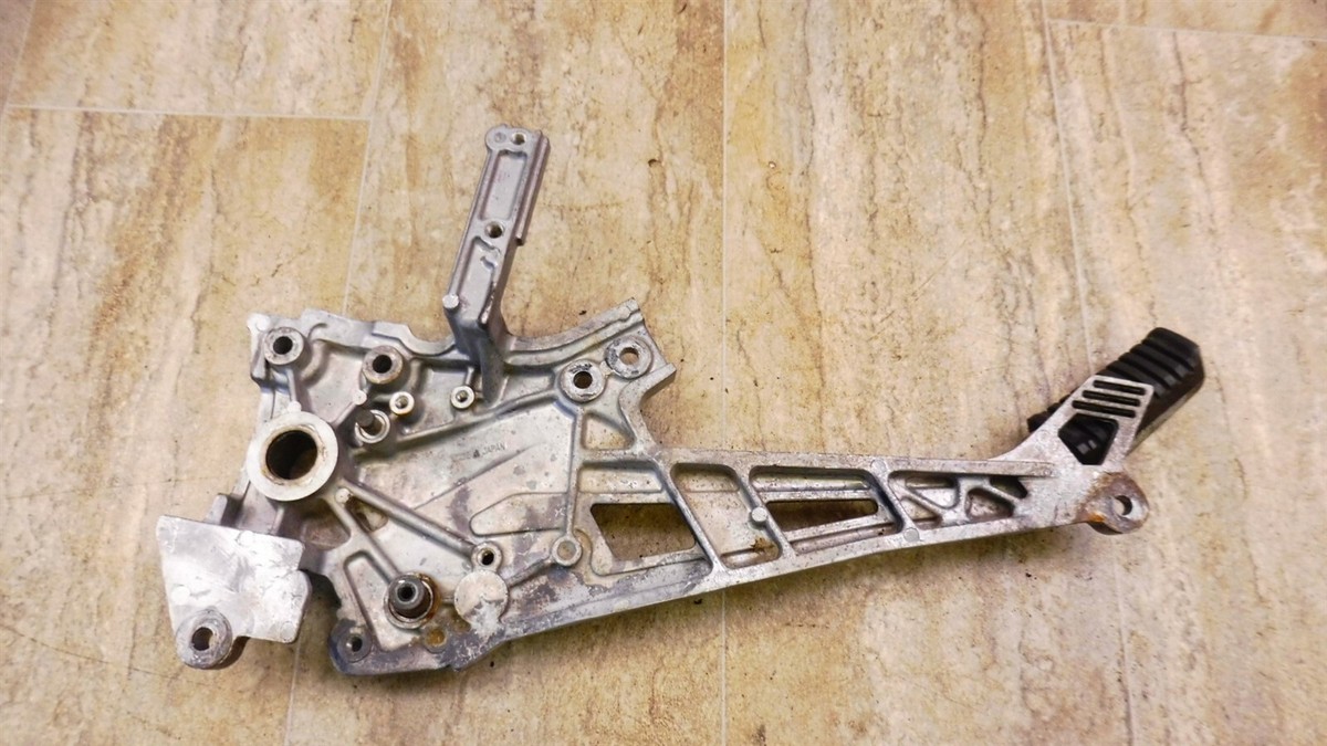 1985 Kawasaki ZX900 Ninja K238-1) right rear foot peg mount