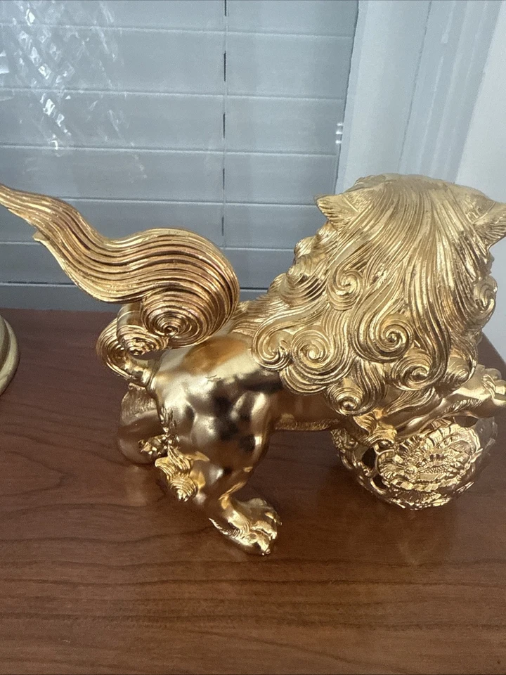 Estatua de Shishi Japonesa Dorada Pelota Montar León Foodog Prosperidad Foto 3 de 4